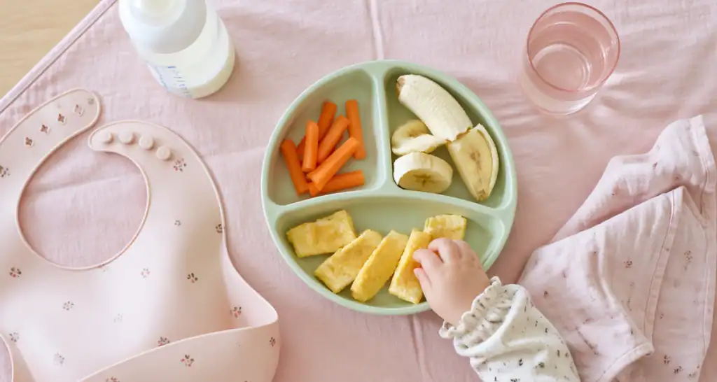 blw assiette bébé morceaux carotte banane omelette