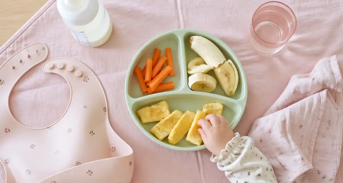 blw assiette bébé morceaux carotte banane omelette