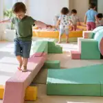 Enfants sur parcours motricité en mousse