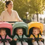 poussette triple côte à côte avec enfants dans un parc
