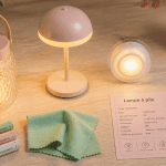 lampe à pile moderne sur table en bois