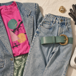 Look annee 1980 : denim acid wash et accessoires rétro