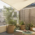 Comment aménager une terrasse en ville sans vis-à-vis : claustra ajouré et voile d’ombrage
