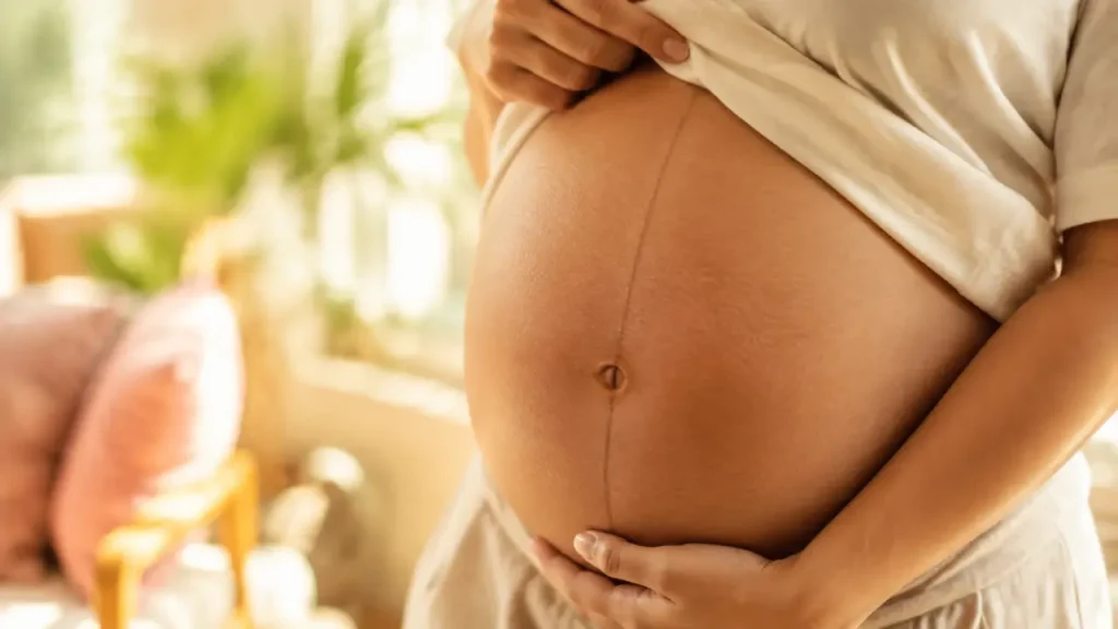 Trait de grossesse sur le ventre : fille ou garçon, la ligne brune ne permet pas de le savoir